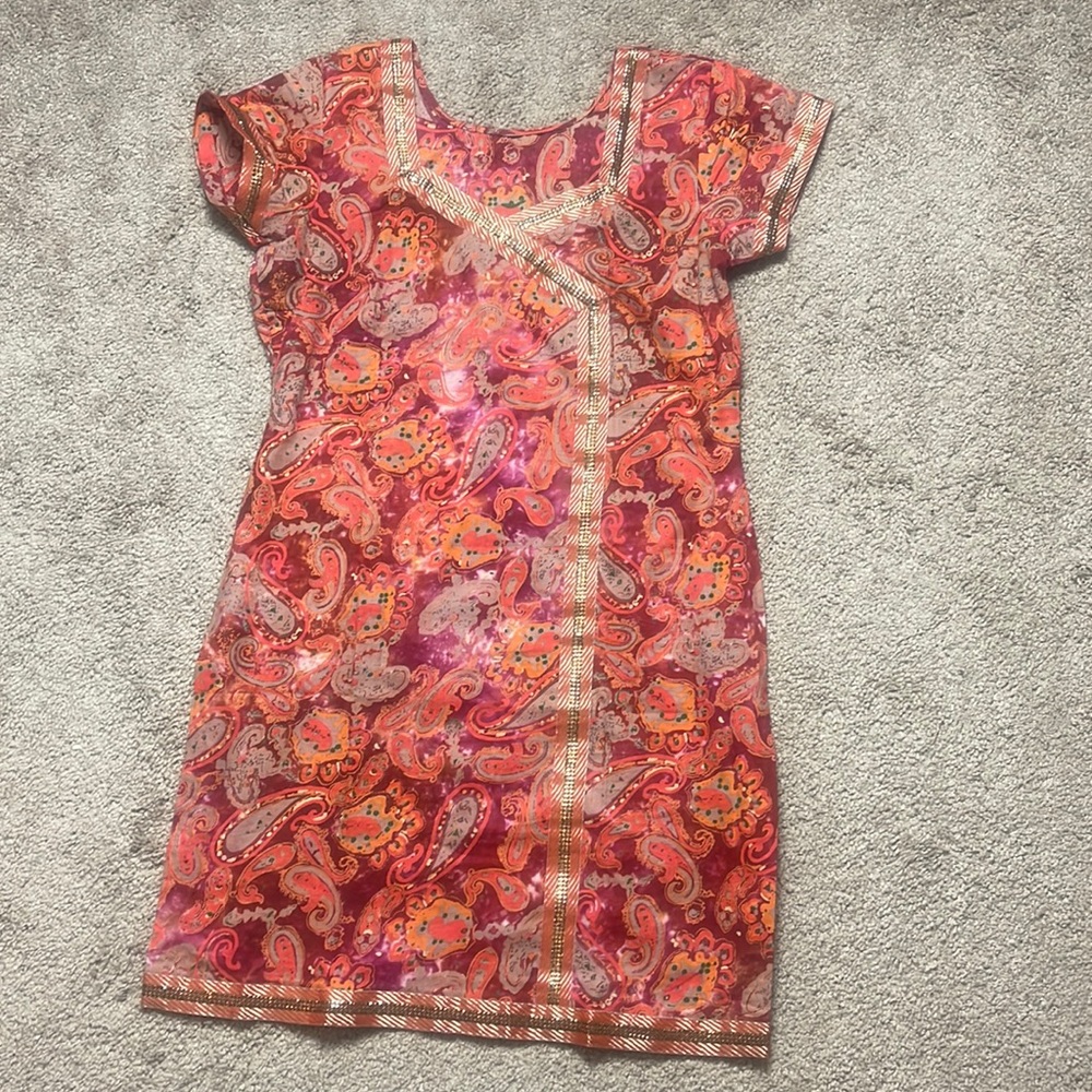 Read paisley short sleeve dress/tunic with two side slits. Beautiful gold accent